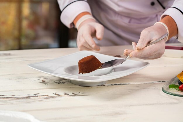 chef pregătind desert