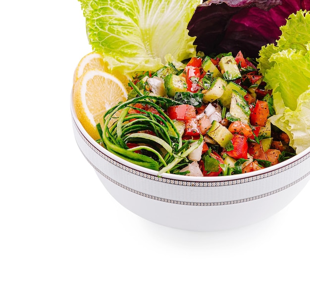 farfurie cu salată colorată